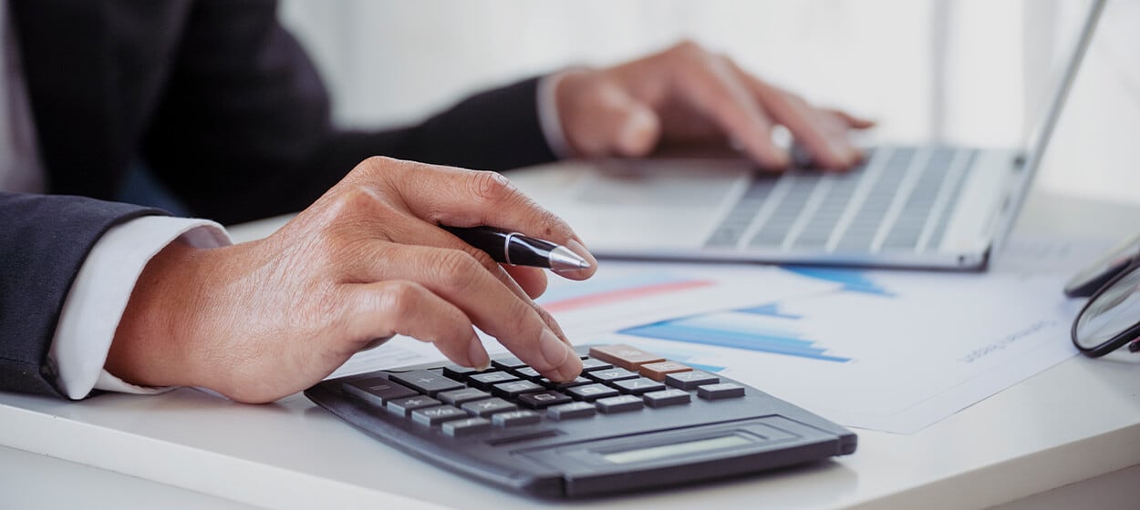 budgeting-money-with-online-banking-1250x560